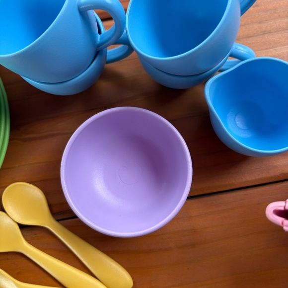 Green Toys Tea Kitchen Set, Plates, Bowls, Teapot, Spoons and Fork - Picture 4 of 11